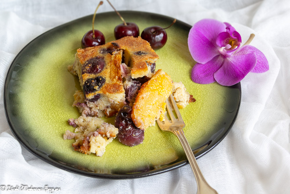 Clafoutis de cerezas y melocotones