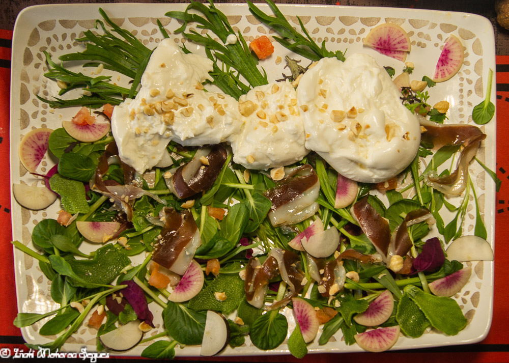 Ensalada de burrata, jamón de pato y verduras de navazo