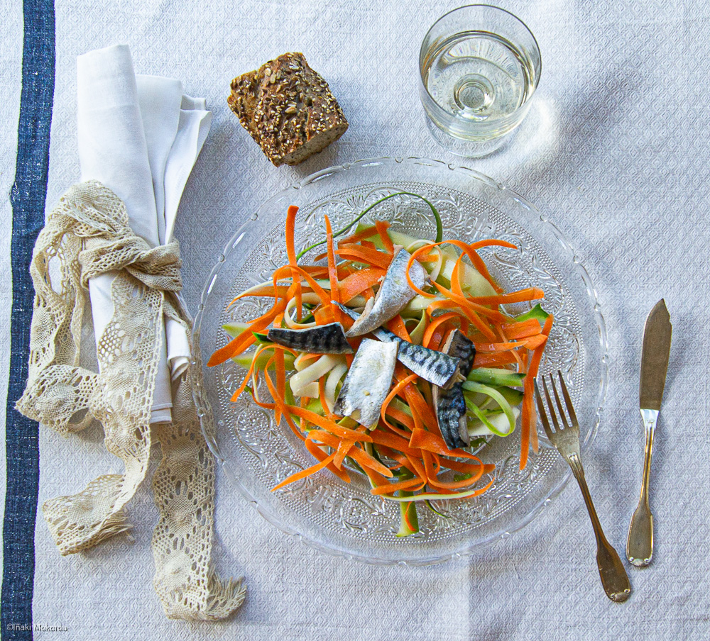 Ensalada de calabacín y verdel marinado