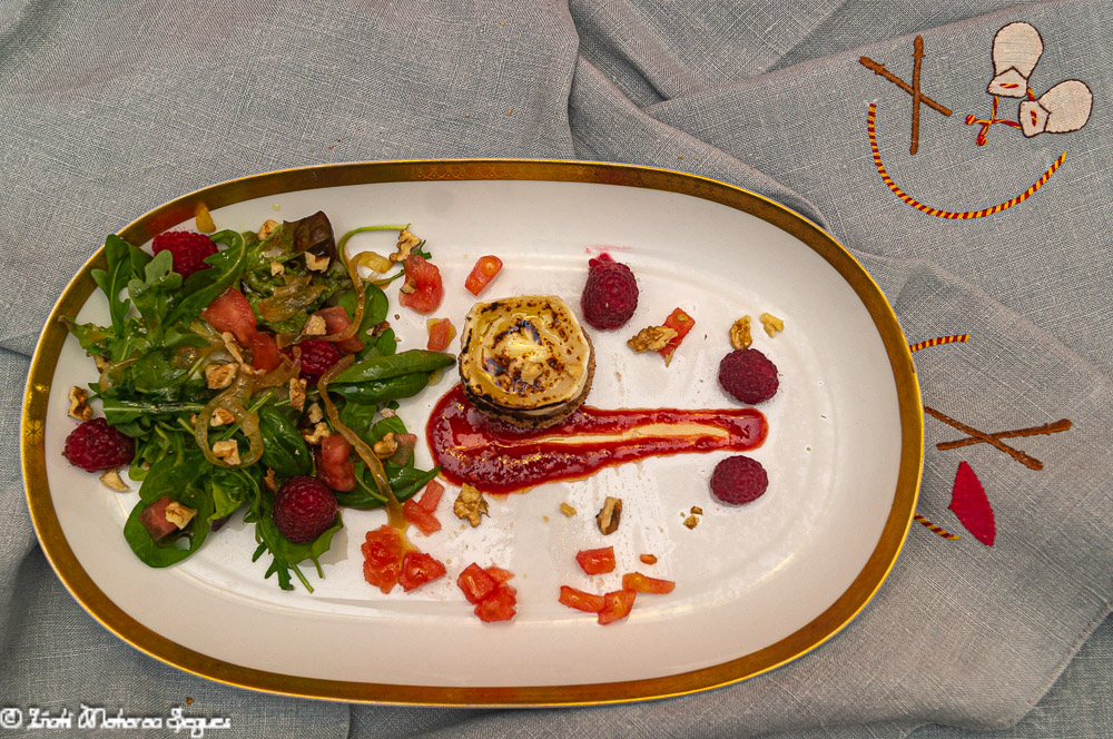 Ensalada de queso de cabra y vinagreta de frambuesa