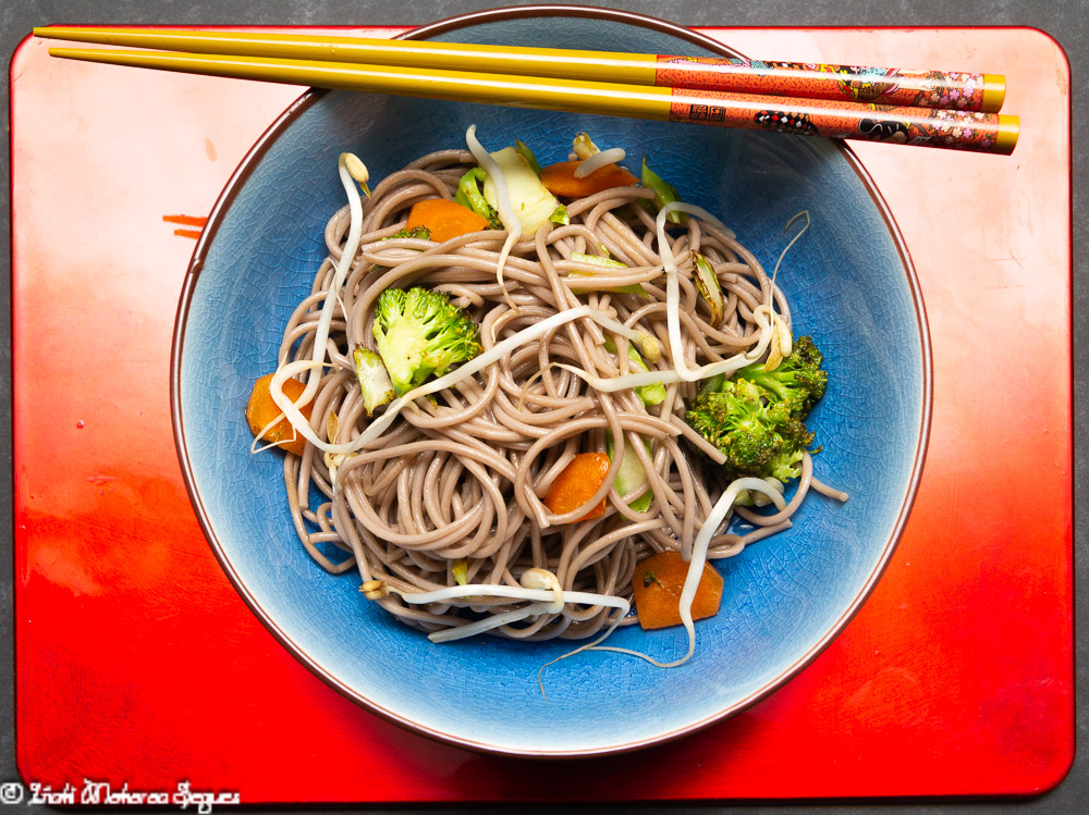 Fideos Soba salteados con verduras