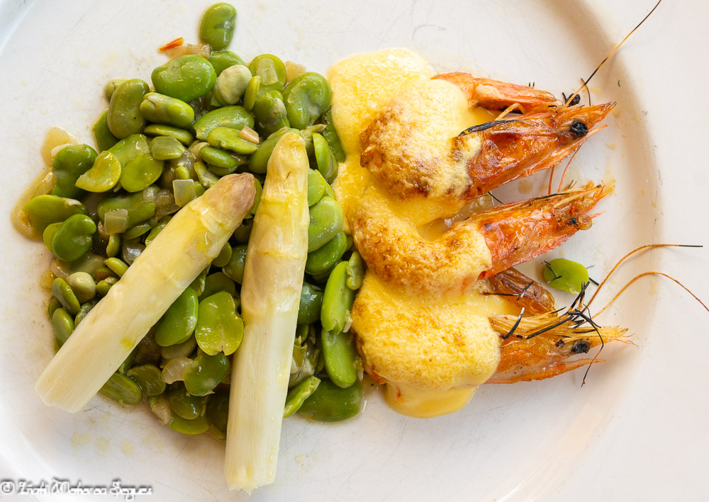 Habas con gambas y salsa holandesa