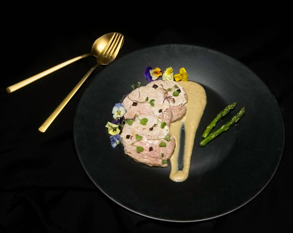 Lomo de cerdo en salsa de puerros y ajo negro