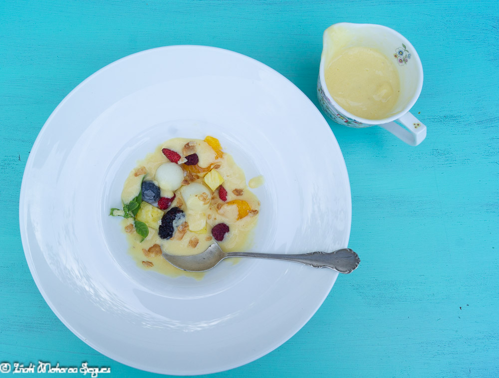 Macedonia de fruta con sopa de mango y piña