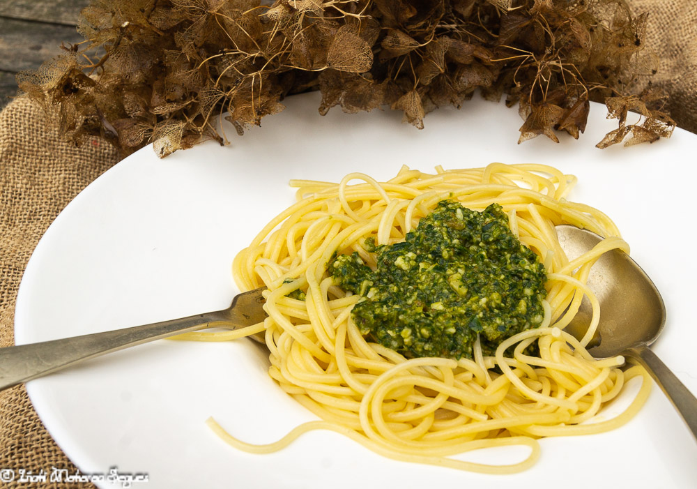 Pasta con pesto de rúcula y nueces