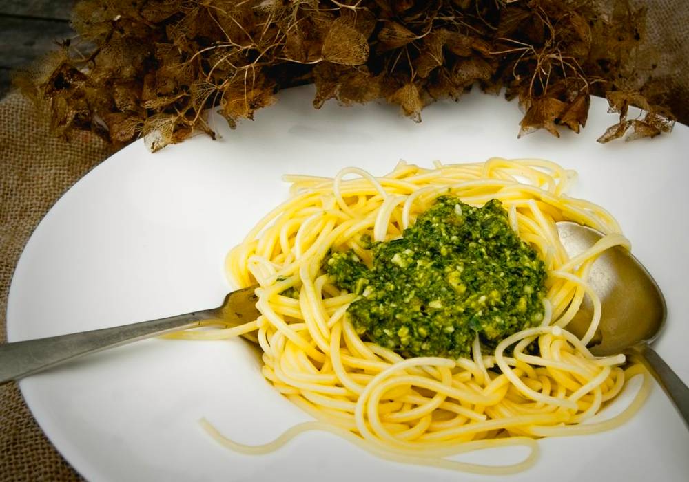 Pasta con pesto de rúcula y nueces