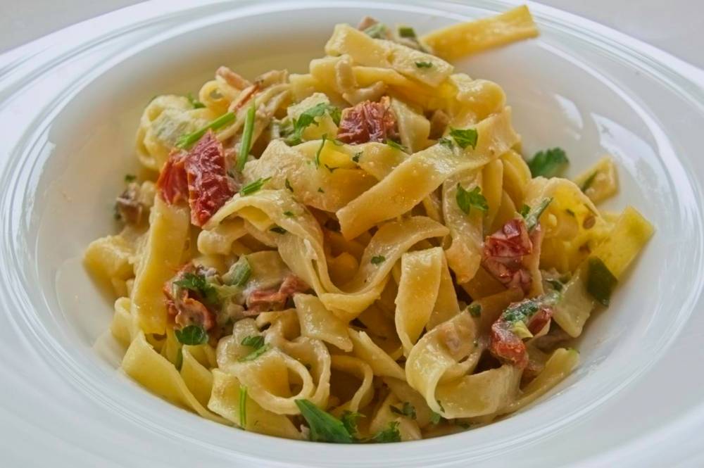 Pasta fresca con ajetes y gorgonzola