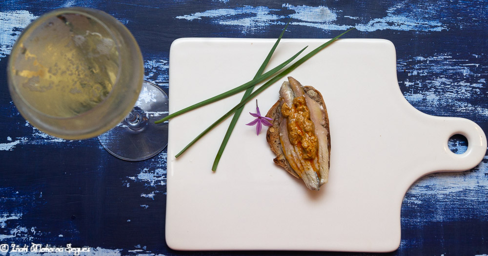 Pintxo de anchoas en vinagre con salsa de mejillón