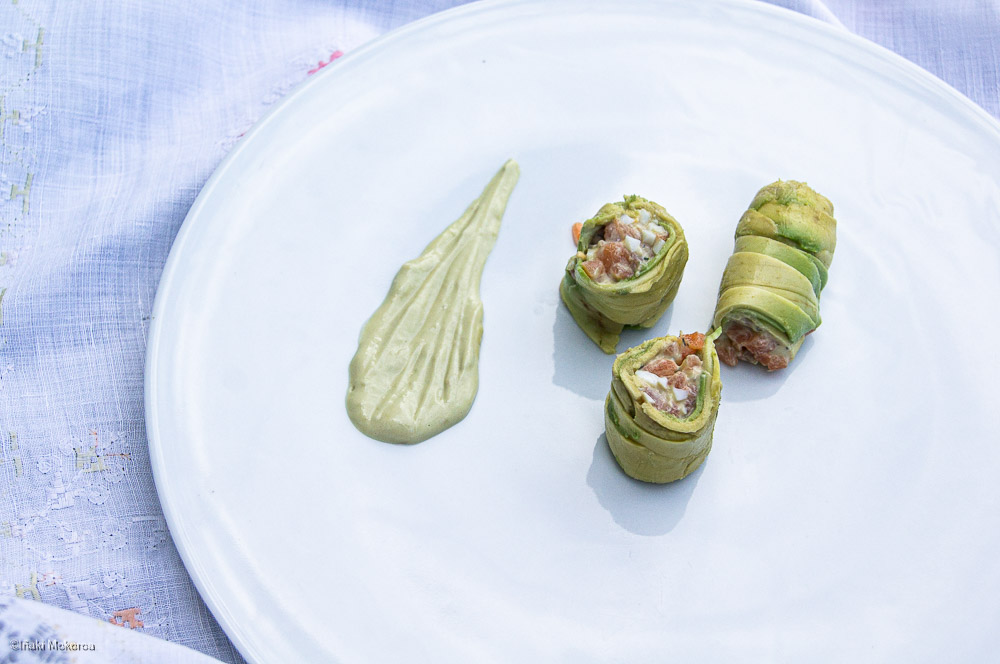 Rollos de aguacate y salmón