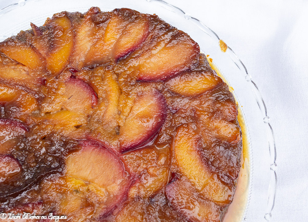 Tarta al revés de briñones y ciruelas rojas