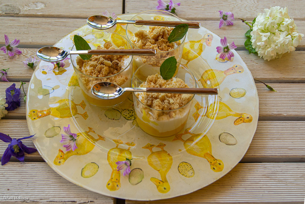 Vasitos de yogur con lemond curd y streusel