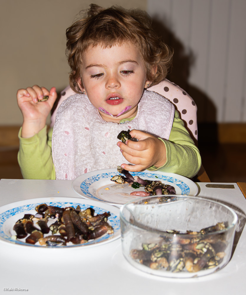 Maddi comiendo percebes